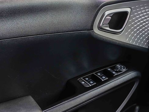 Certified 2023 Kia Soul LX w/ LX Technology Package FWD image 15
