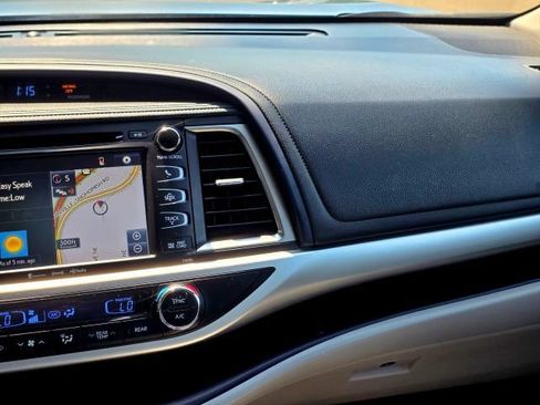 Used 2019 Toyota Highlander XLE AWD/4WD image 30