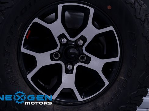 Used 2020 Jeep Wrangler Unlimited Sahara image 32