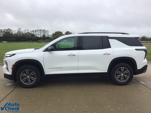Used 2025 Chevrolet Traverse LT image 9