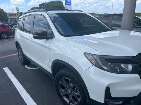Used 2024 Honda Passport TrailSport image 3