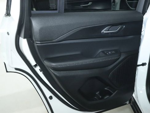 Used 2025 Jeep Grand Cherokee 4WD image 13