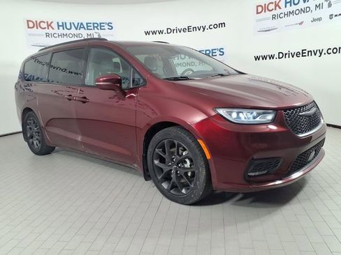 Used 2022 Chrysler Pacifica Touring-L w/ S Appearance Package image 3