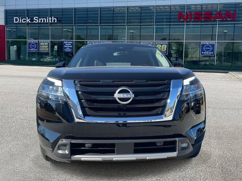 Used 2023 Nissan Pathfinder SL image 2