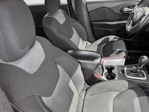 Used 2014 Jeep Cherokee Latitude w/ Comfort/Convenience Group FWD image 19