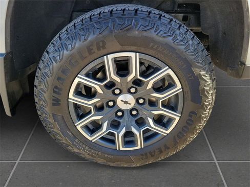 Used 2024 Chevrolet Colorado Z71 w/ Z71 Convenience Package 2 image 11