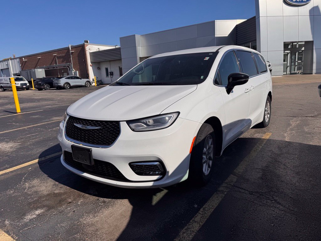 Used 2025 Chrysler Pacifica Select FWD image 2
