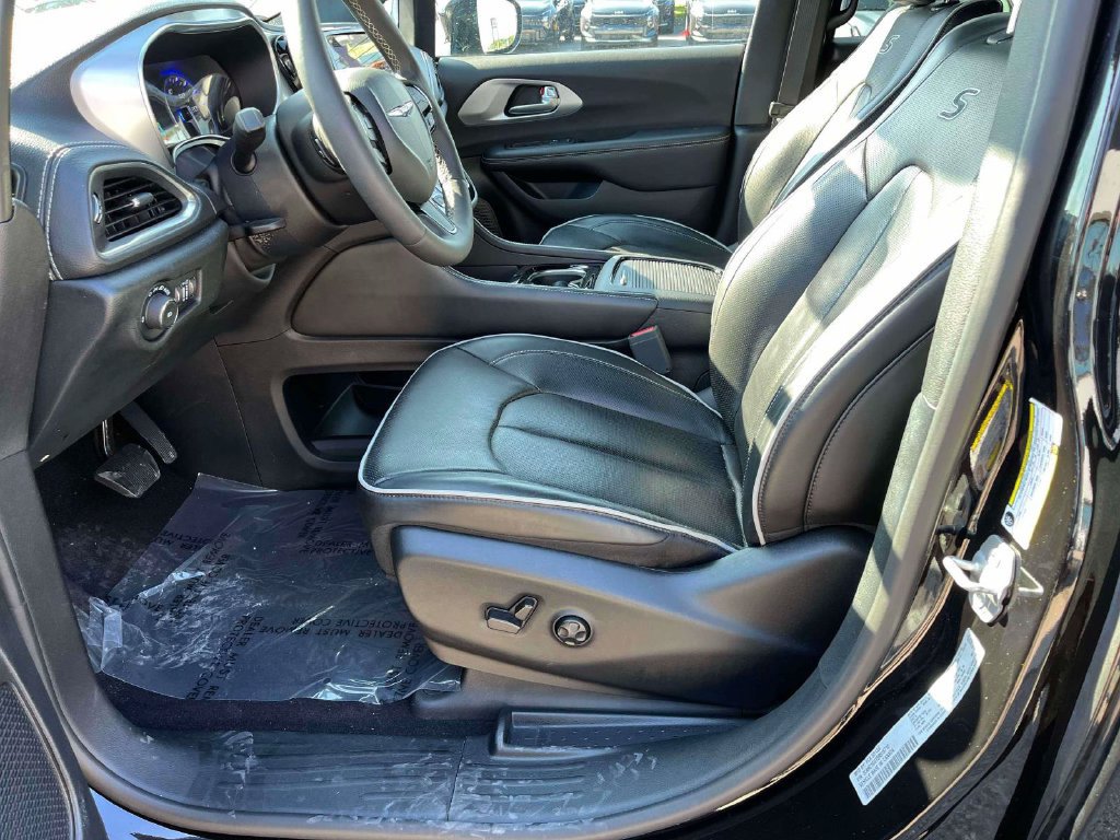 Used 2025 Chrysler Pacifica Limited FWD image 16