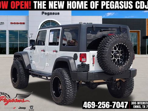 Used 2016 Jeep Wrangler Unlimited Rubicon w/ Connectivity Group AWD/4WD image 4