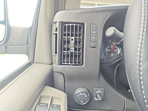 Used 2015 Chevrolet Express 2500 RWD image 21