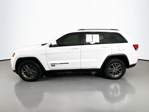 Used 2017 Jeep Grand Cherokee Laredo image 4