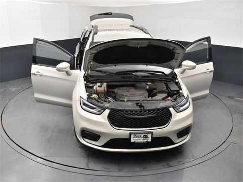 Used 2021 Chrysler Pacifica Touring-L w/ Premium & Safety Sphere Group image 26