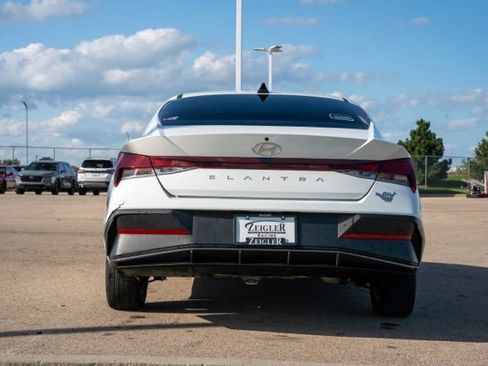 Used 2024 Hyundai Elantra SE FWD image 6