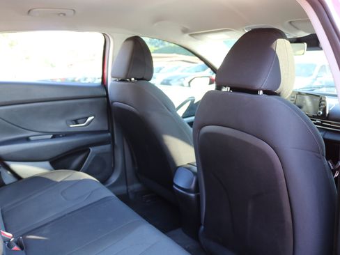 Used 2021 Hyundai Elantra SE image 37