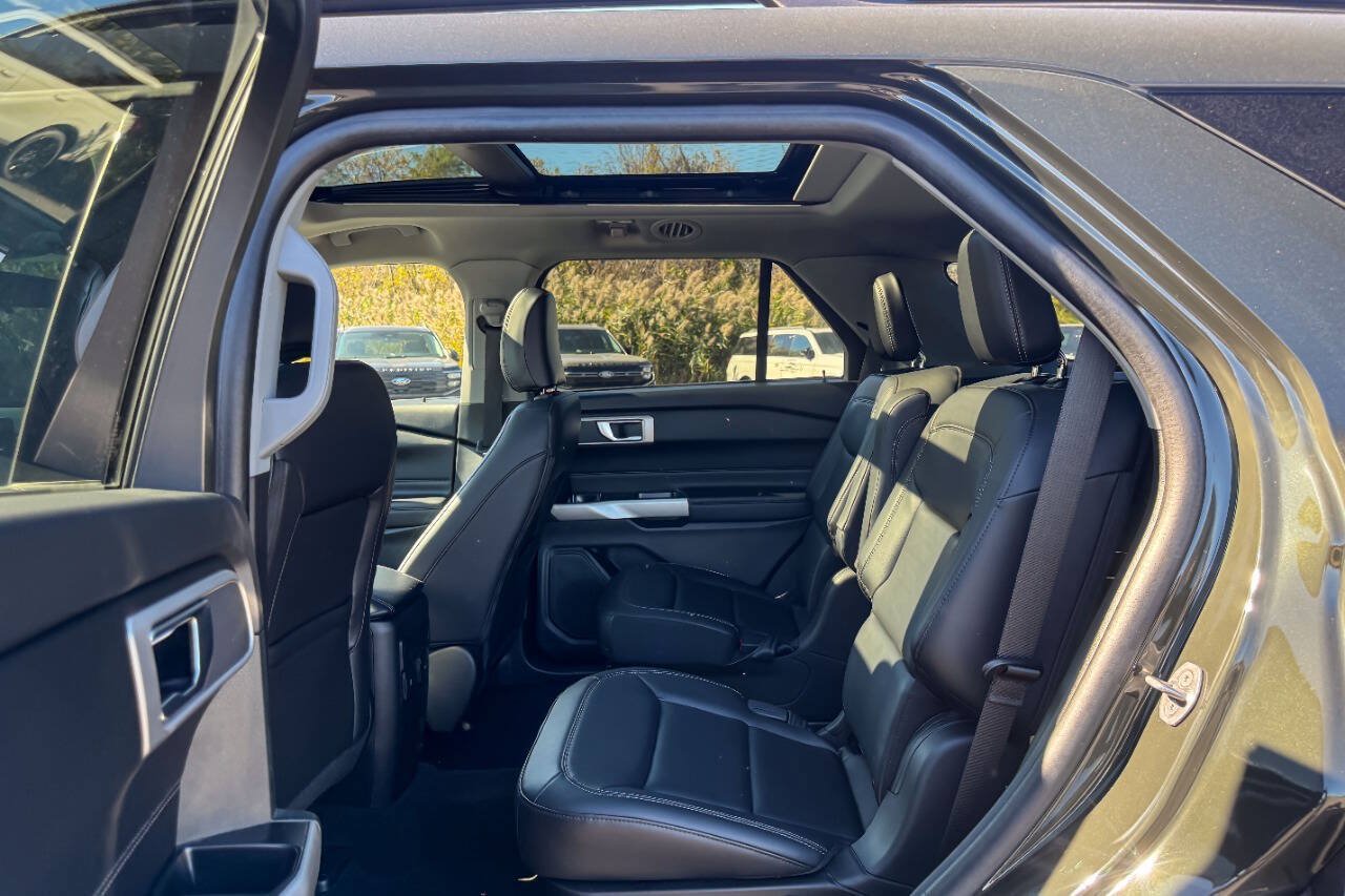 Used 2024 Ford Explorer XLT w/ Equipment Group 202A AWD/4WD image 19