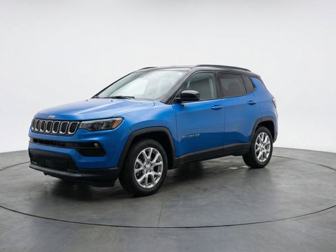Used 2025 Jeep Compass Limited image 3