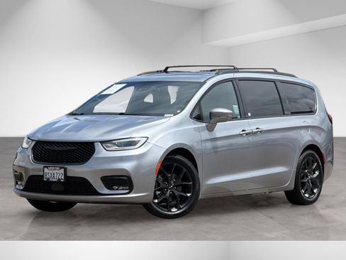 Used 2021 Chrysler Pacifica Touring w/ S Appearance Package FWD image 2
