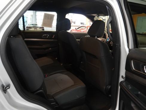 Used 2018 Ford Explorer XLT image 21
