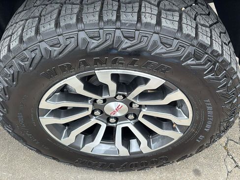 Used 2023 GMC Sierra 1500 AT4 w/ AT4 Premium Package AWD/4WD image 10