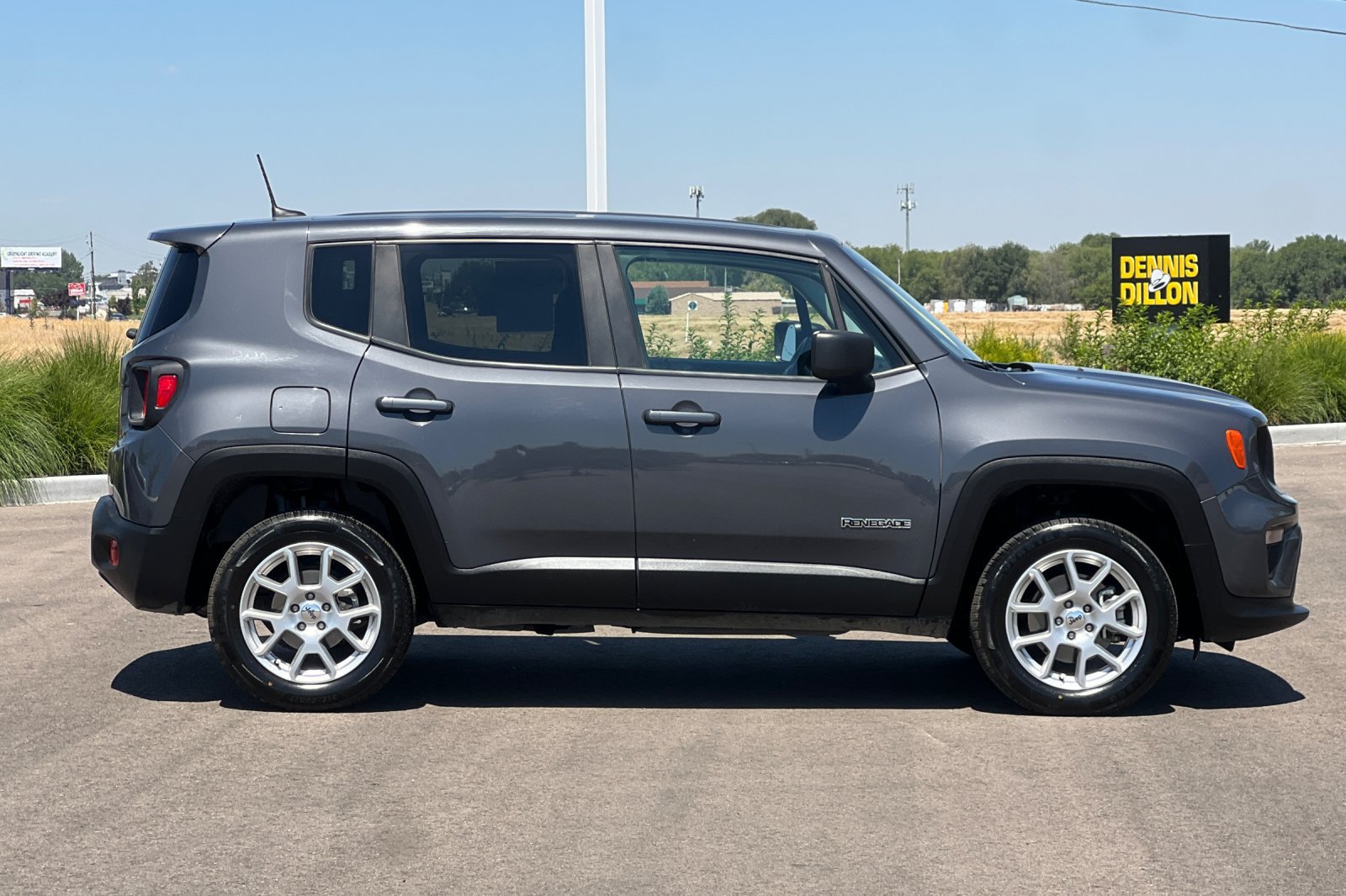 Used 2023 Jeep Renegade Latitude AWD/4WD image 3