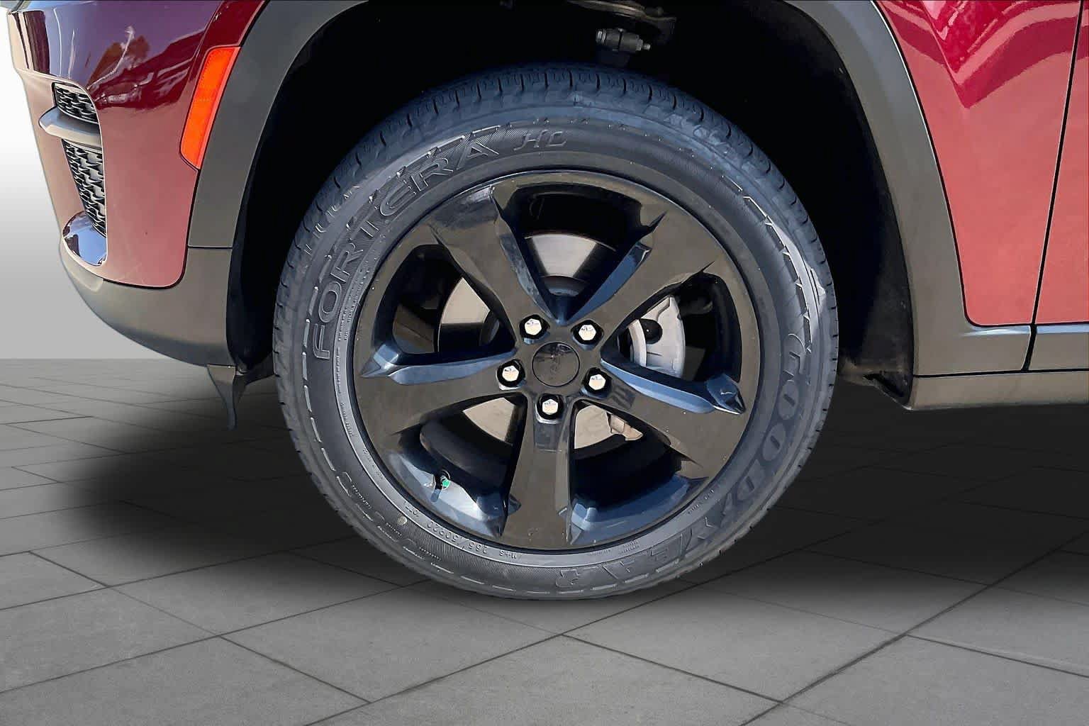 Used 2023 Jeep Grand Cherokee Altitude AWD/4WD image 11