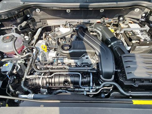 Certified 2025 Volkswagen Taos SE image 23