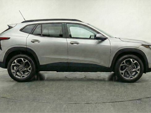 Used 2025 Chevrolet Trax LT FWD image 11