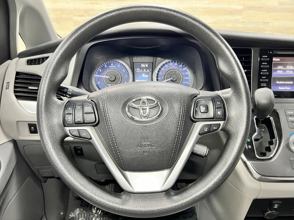 Used 2019 Toyota Sienna LE FWD image 4