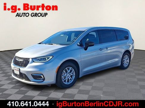 New 2026 Chrysler Pacifica Select image 2