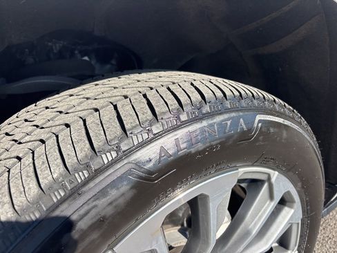 Used 2021 GMC Yukon Denali w/ Denali Premium Package image 8