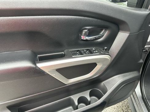 Used 2021 Nissan Titan SV w/ SV Convenience Package image 12