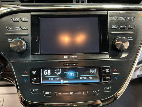 Used 2013 Toyota Avalon Limited w/ Technology Pkg FWD image 18
