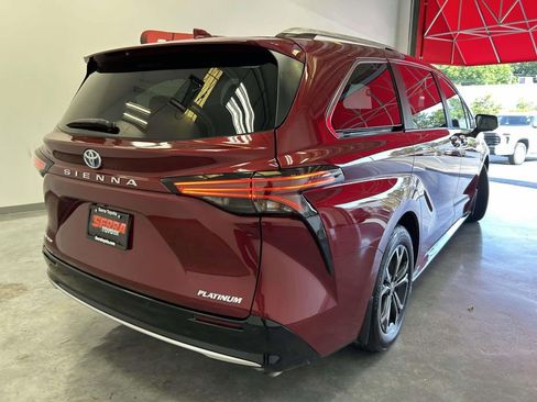 Used 2025 Toyota Sienna Platinum AWD/4WD image 3