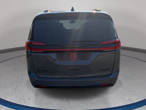 Used 2025 Chrysler Pacifica Limited FWD image 6