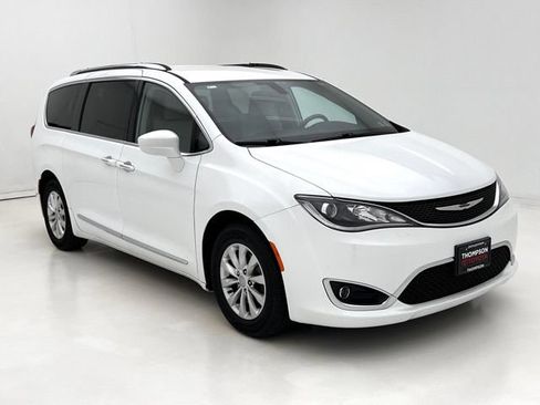 Used 2018 Chrysler Pacifica Touring-L w/ Premium Audio Group FWD image 2