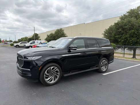 Used 2025 Lincoln Navigator Reserve image 13