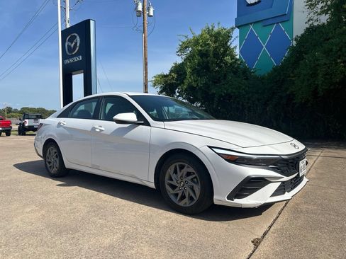 Used 2024 Hyundai Elantra SEL FWD image 2