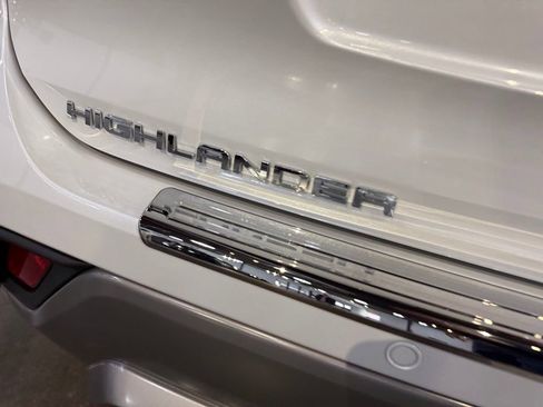 New 2026 Toyota Highlander Platinum image 8