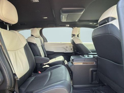 Used 2025 Toyota Sienna Platinum AWD/4WD image 30