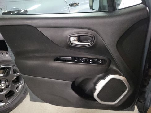 Used 2018 Jeep Renegade Latitude image 16