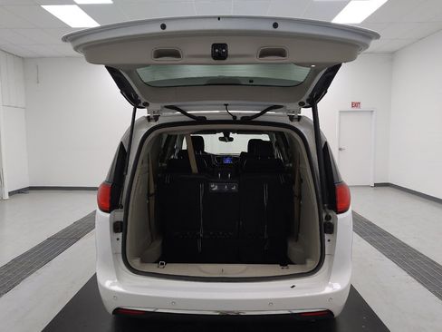 Used 2018 Chrysler Pacifica Touring-L FWD image 29