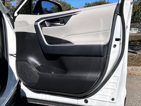 Used 2025 Toyota RAV4 XLE image 25