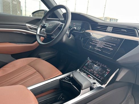 Used 2024 Audi Q8 e-tron Premium Plus image 33