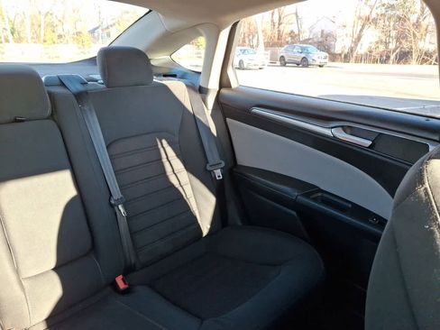 Used 2019 Ford Fusion SE image 14