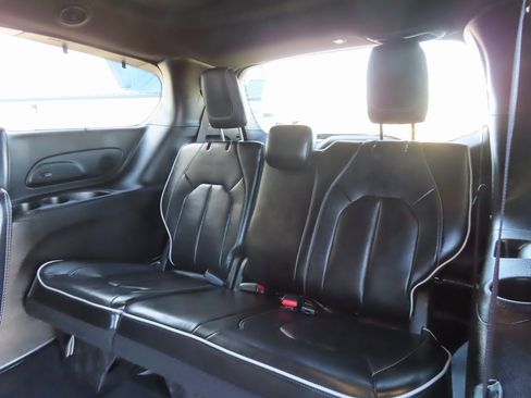 Certified 2025 Chrysler Pacifica Limited image 28
