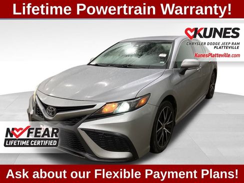 Used 2024 Toyota Camry SE image 3