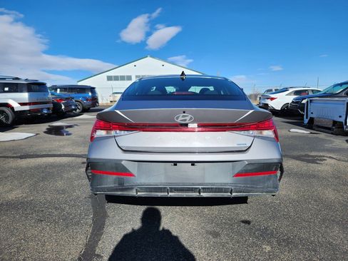 Used 2024 Hyundai Elantra Blue image 3