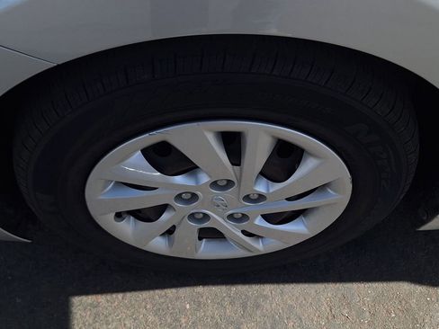 Used 2019 Hyundai Elantra SE image 25