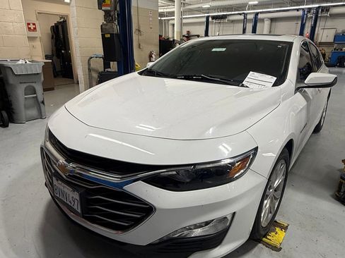 Used 2019 Chevrolet Malibu LT FWD image 1