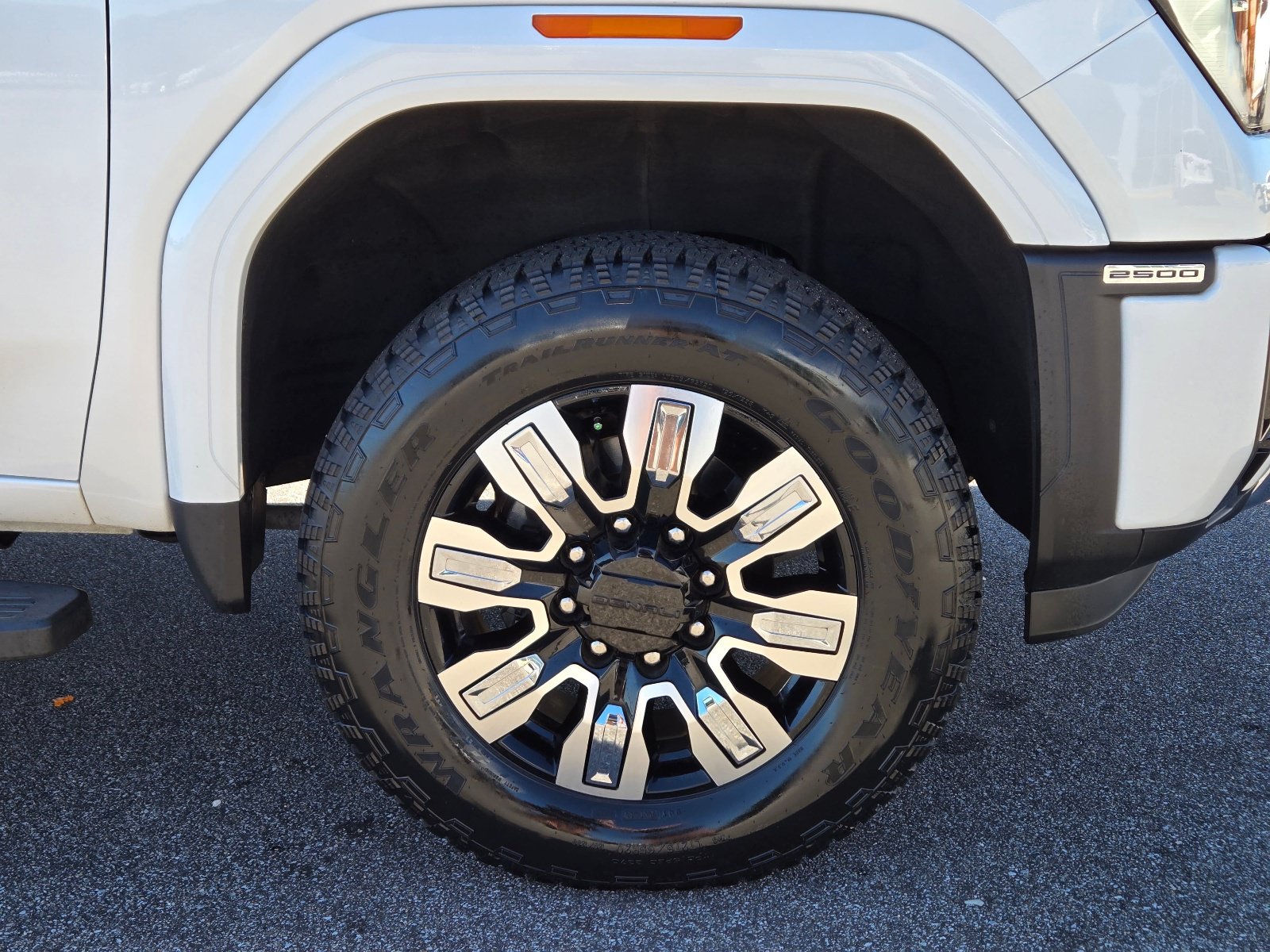 Used 2025 GMC Sierra 2500 Denali w/ Denali Reserve Package AWD/4WD image 4